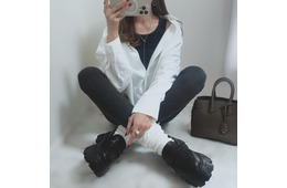 【GU】の神シャツ発見！ゆったりやわらかなドルマンスリーブシャツで作る洗練モノトーンルック【40代の毎日コーデ】