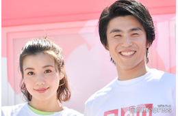 中尾明慶、仲里依紗＆長男との“お揃いTシャツ”家族写真公開「口元そっくり」「愛が溢れてる」の声