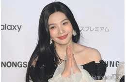 Red Velvetジョイ、ミニ丈シャツからほっそりウエスト披露「引き締まってる」「美しすぎ」と反響