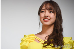 元モー娘。飯窪春菜、変形トップスで美背中開放「アートと一体化してる」「スタイルいい」の声