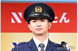 綱啓永、警察官姿で登場「お酒があったらどれだけよかっただろう」大物俳優との撮影振り返る