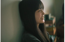 乃木坂46卒業控える久保史緒里、自宅でのリラックスショット＆エッセイタイトル解禁【LOST LETTER】