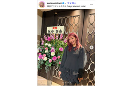 レイザーラモンHGの妻・住谷杏奈、ミニスカ姿で美脚スラリ「スタイル抜群」「大人可愛いコーデ」と反響