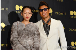 魔裟斗＆矢沢心、夫婦密着ショットに羨望の声「サプライズの花束すごい」「憧れる」