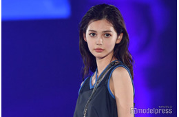 理科大卒モデル村上愛花、美脚スラリミニボトム姿が話題「驚異のスタイル」「脚真っ直ぐで羨ましい」