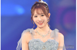 「シャッフルアイランド」伊藤桃々、ミニスカ姿で美脚チラリ「完璧スタイル」「オーラすごい」の声