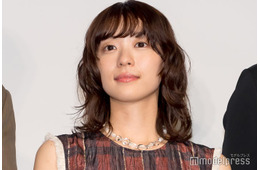 「あんぱん」鳴海唯、肩出しリブドレス姿に熱視線「ラインが綺麗すぎる」「絵になる」