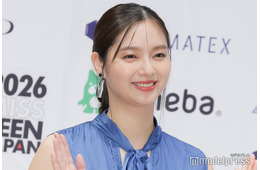 新川優愛、素肌際立つ純白ドレス姿 “左手薬指”にも注目集まる「ますます綺麗に」「骨格が神」の声