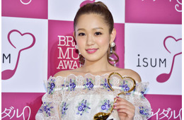 西野カナ、ミニボトムから美脚スラリ「異次元のスタイル」「ギャル感最高」と反響