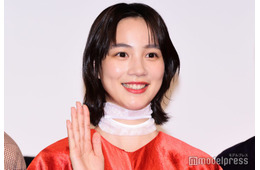 のん、大胆アシンメトリーミニスカ姿披露「普段とのギャップがいい」「かっこ可愛い」の声