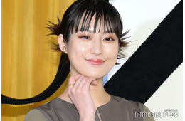 恒松祐里、母手編みの“アグリーセーター”でディズニー満喫「クオリティ高すぎ」「クリスマス感満載」と絶賛の声