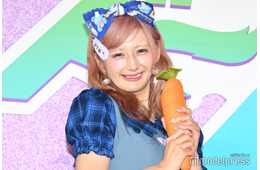 しなこ、美脚のぞくミニ丈チェックワンピ姿で登場「ズートピア」の魅力は「夢を諦めない気持ち」 【ズートピア２】