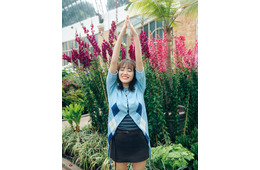 櫻坂46松田里奈、植物園で“花の真似”1st写真集新規カット解禁【まつりの時間】