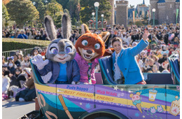 上戸彩、ディズニーランドにサプライズ登場 SPグリーティングに歓声