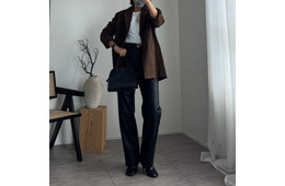 こなれ感たっぷりのレザーパンツが主役！今季流行のブラウンを合わせたクールな着こなし【40代の毎日コーデ】