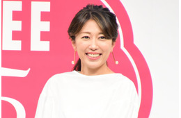 里田まい、ミニ丈から美脚スラリ「綺麗」「見たことないドレス」の声
