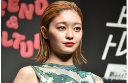 「御上先生」出演女優、黒タイツから美脚際立つ「脚長い」「おしゃれ」の声