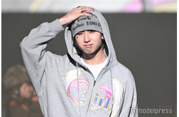 「今日好き」MON7A（もんた）、ニット帽で印象チェンジ 頬に星シールのY2Kコーデ【TGC広島2025】