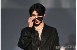 GYUTAE、オールブラックコーデで笑顔封印ランウェイ サングラス外しに観客の視線集中【TGC広島2025】