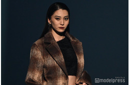 GENIC金谷鞠杏、オールバックヘアで「TGC広島」初ランウェイ ショートパンツからスラリ美脚【TGC広島2025】