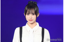 “AI疑惑”で話題・藤咲凪、大胆Vネックノースリワンピ姿公開「ビジュ最高」「色っぽい」と反響