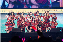 AKB48、OG・現役メンバー日本武道館で共演 高橋みなみ＆指原莉乃が涙【20周年記念コンサート】