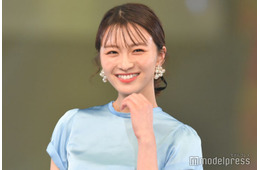 岡崎紗絵、美デコルテ大胆披露のベアトップコーデ姿公開「肩のラインが神」「お肌ツヤツヤ」と反響