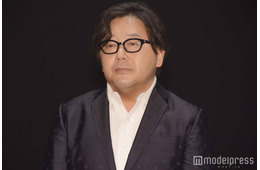 秋元康氏の近影が話題「髪型変わって一瞬誰かと」「いつまでも若々しい」AKB48 OG集結ショットに驚きの声