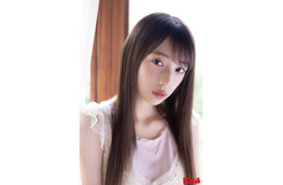 乃木坂46矢田萌華、真っ白ニットワンピ姿で“人生初”クリスマスツリー飾り付け「ボム」初表紙【独占カットあり】