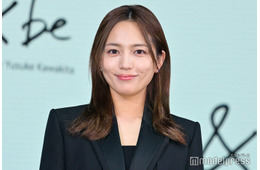 川口春奈、真紅ドレスから美肩ラインのぞく「大人な雰囲気」「真っ赤が似合うのすごい」と絶賛の声