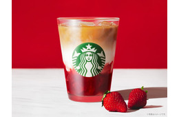 スタバ新作「ジョイフルメドレー 苺 ミルク ティー」ごろっと苺とホリデーらしい色味際立つ一杯