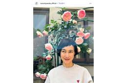 安田成美「3度もほどいて編み直したというのに」ミトンがポシェットに 編み込み模様の手編み作品に「クオリティ高い」と反響