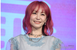 LiSA“超ミニ丈”×破れた網ソックスで美脚披露「カッコ良すぎ」「圧倒的存在感」の声