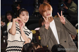 上白石萌歌・高橋恭平・木村柾哉・中島颯太ら、“バラエティー全振り”舞台挨拶 全力バックハグも披露【ロマンティック・キラー】