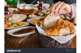 お育ちに差が出る「パンの食べ方」。年末年始の食事会で、覚えておきたいテーブルマナー