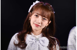 AKB48向井地美音、平成ギャル風ショーパンからスラリ美脚「伝説級に可愛い」「二度見した」の声