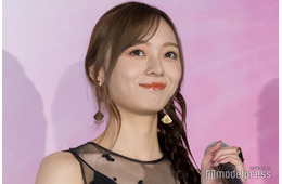 乃木坂46梅澤美波、二の腕スラリのタンクトップ姿 腕組みショットにファン歓喜「横顔綺麗すぎ」「大人な雰囲気」