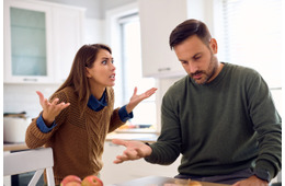 　「その顔がむかつくんだよ！」仁王立ちで怒鳴り、時には首に包丁まで… 妻の激情に怯える夫と子ども。「それでも別れられなかった」理由とは
