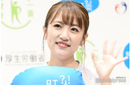 高橋みなみ、OGで集結AKB48ライブで肩出しミニスカチェック衣装姿「現役時代と変わらない」「抜群スタイル」の声