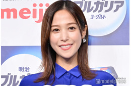 鷲見玲奈、美背中ざっくりドレス姿披露 結婚式でのショットに「お肌が綺麗」「眩しい」と反響