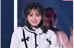 香音、プリーツミニ×ロングブーツ姿にファン絶賛「等身すごい」「異次元のスタイル」