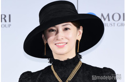 北川景子、黒ドレス貴婦人姿で登場 年末年始の過ごし方・子供たちの楽しみ明かす