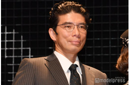 片桐仁、妻が“ヘアマフラー”した斬新ショット披露「ナイスな発明」「仲良しなの伝わる」の声