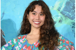 peco、7歳息子との海外ディズニー2ショット公開「身長差が微笑ましい」「2人ともお洒落」の声