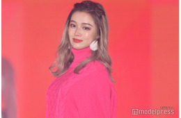 せいせい、超ミニ丈タイトワンピから胸元ちらり「美脚全開」「骨格が理想」と反響