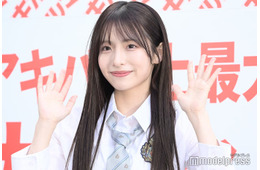 AKB48メンバー、武道館ライブでのミニドレス姿に反響「美脚」「二度見した」