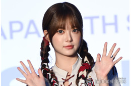 LE SSERAFIMウンチェ、変形トップスから美肩輝く「さすがの着こなし」「スタイルの良さ際立つ」と反響