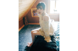 櫻坂46松田里奈、屋根裏部屋での“ふわふわニット”姿 1st写真集先行カット解禁【まつりの時間】