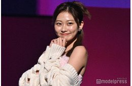 水戸由菜（みとゆな）ミニスカ制服＆メイド服…ドラマ「修仲」オフショットに反響「似合ってる」「可愛すぎ」