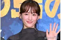 綾瀬はるか、美ボディ透けるシースルー衣装姿「大人の色気」「視線を離せないほど美しい」と反響